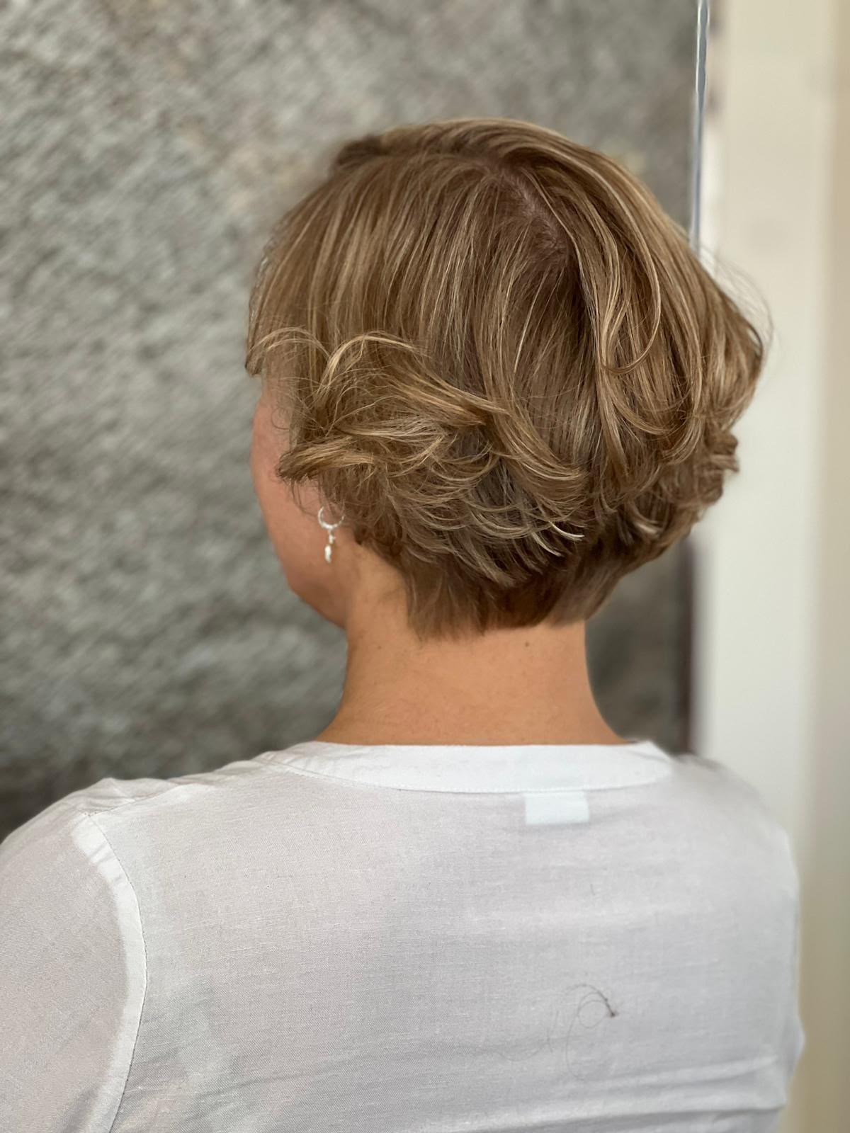 Kurzer Haarschnitt mit Struktur und weichen Wellen